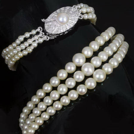 Art Deco 3-string pearl necklace with diamond closure