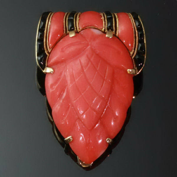 Truly magnificent Art Deco clip, typical Japonism, coral and carre cut onyx