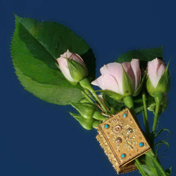 Truly magnificent early Victorian gold love pendant with forget-me-nots and roses