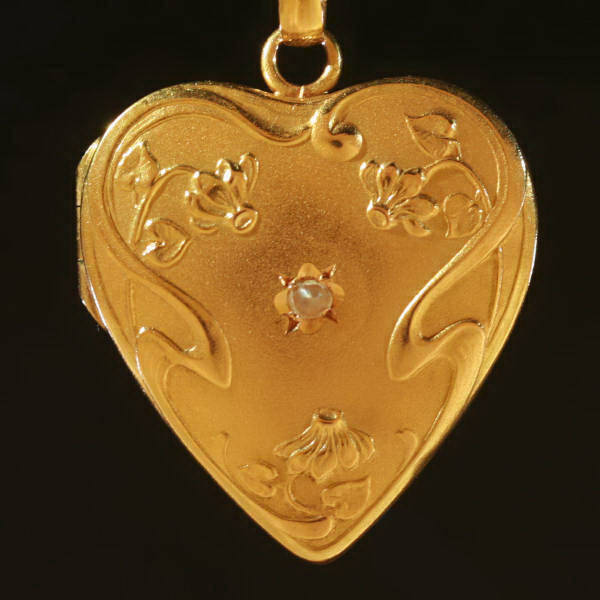 Click here for the complete hearts in antique jewelry collection of Adin Antique Jewelry, Antwerp, Belgium