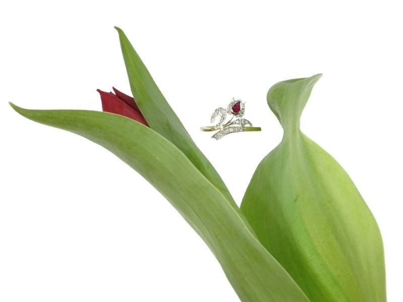 Elegant antique Victorian ring tulip motif with rose cut diamonds and ruby