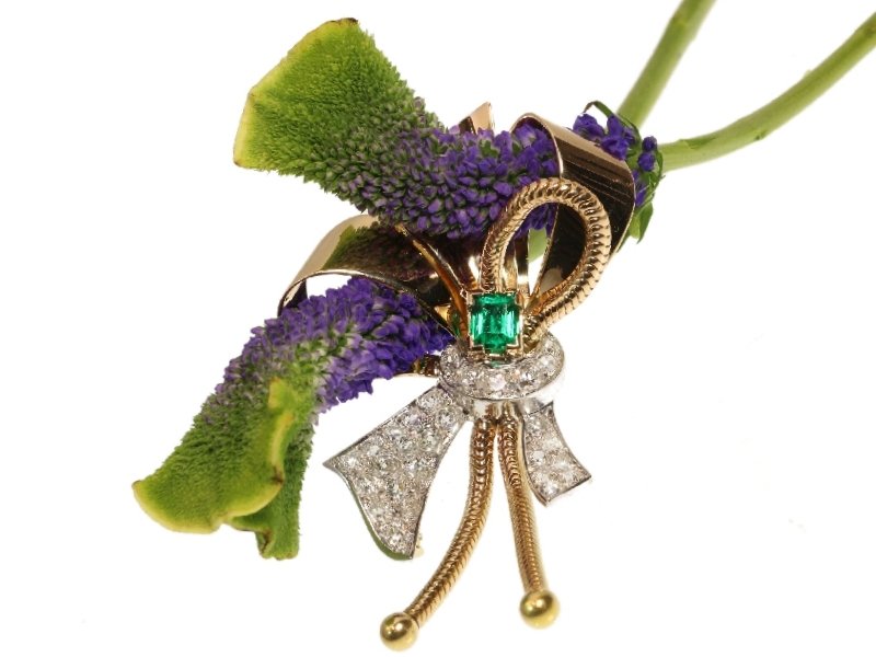 Click the picture to get to see this typical vintage Retro bow brooch with 3.30 crt diamonds and top quality emerald