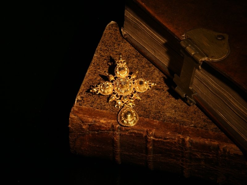 Click the picture to get to see this 17th Century gold and diamond cross.