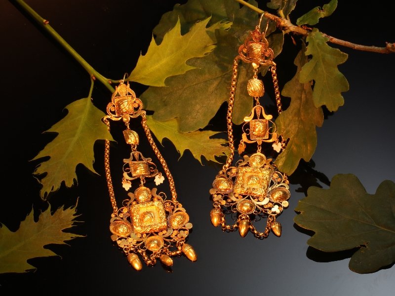 Click the picture to get to see these extreme rare antique Dutch gold filigree long pendent earrings.