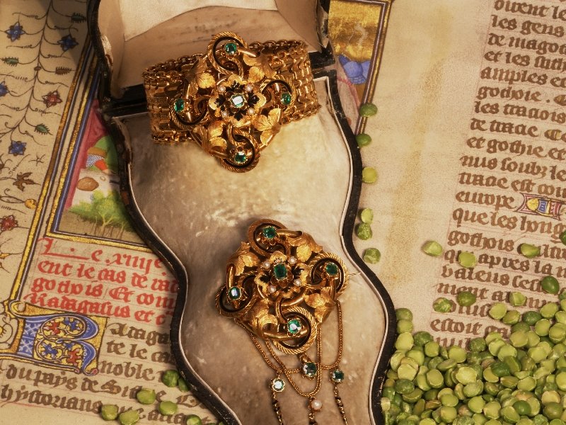 Click the picture to get to see this French Early Victorian antique parure brooch earrings bracelet enameled gold.