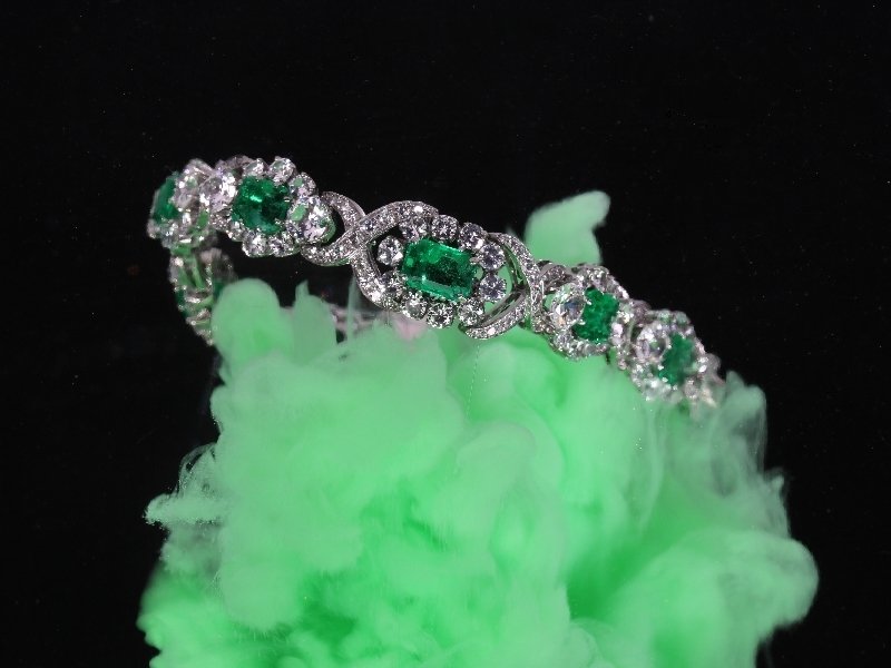 Click the picture to get to see this Truly magnificent 16+ crt brilliant and 7- crt Colombian emerald estate bracelet.