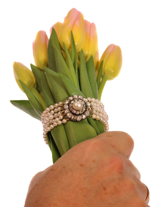 Click the picture to get to see this Antique 5-string pearl bracelet with rose cut diamond closure and real big pearl