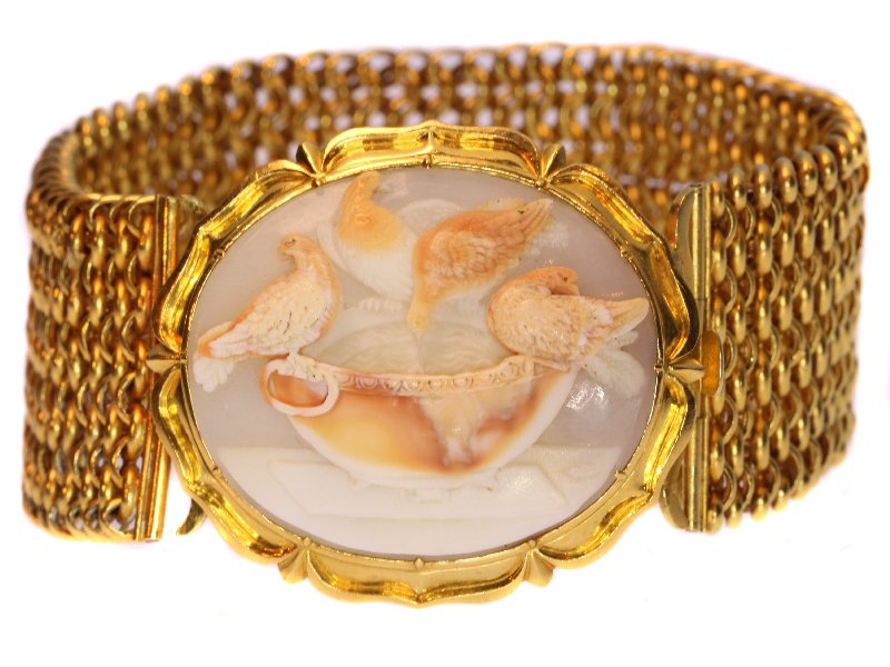 Click the picture to get to see this magnificent antique cameo bracelet with presentation of so-called Doves of Pliny.