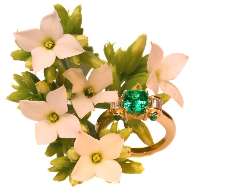 Click the picture to get to see this Estate engagement ring with top emerald and diamonds.