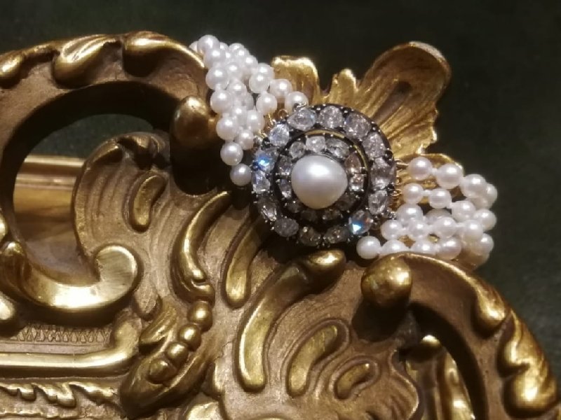 Click the picture to get to see this Antique 5-string pearl bracelet with rose cut diamond closure and real big pearl.