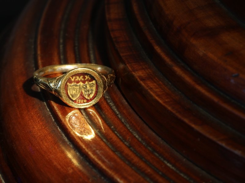 Click the picture to get to see this Renaissance brotherhood ring with two coat of arms behind transparant window.