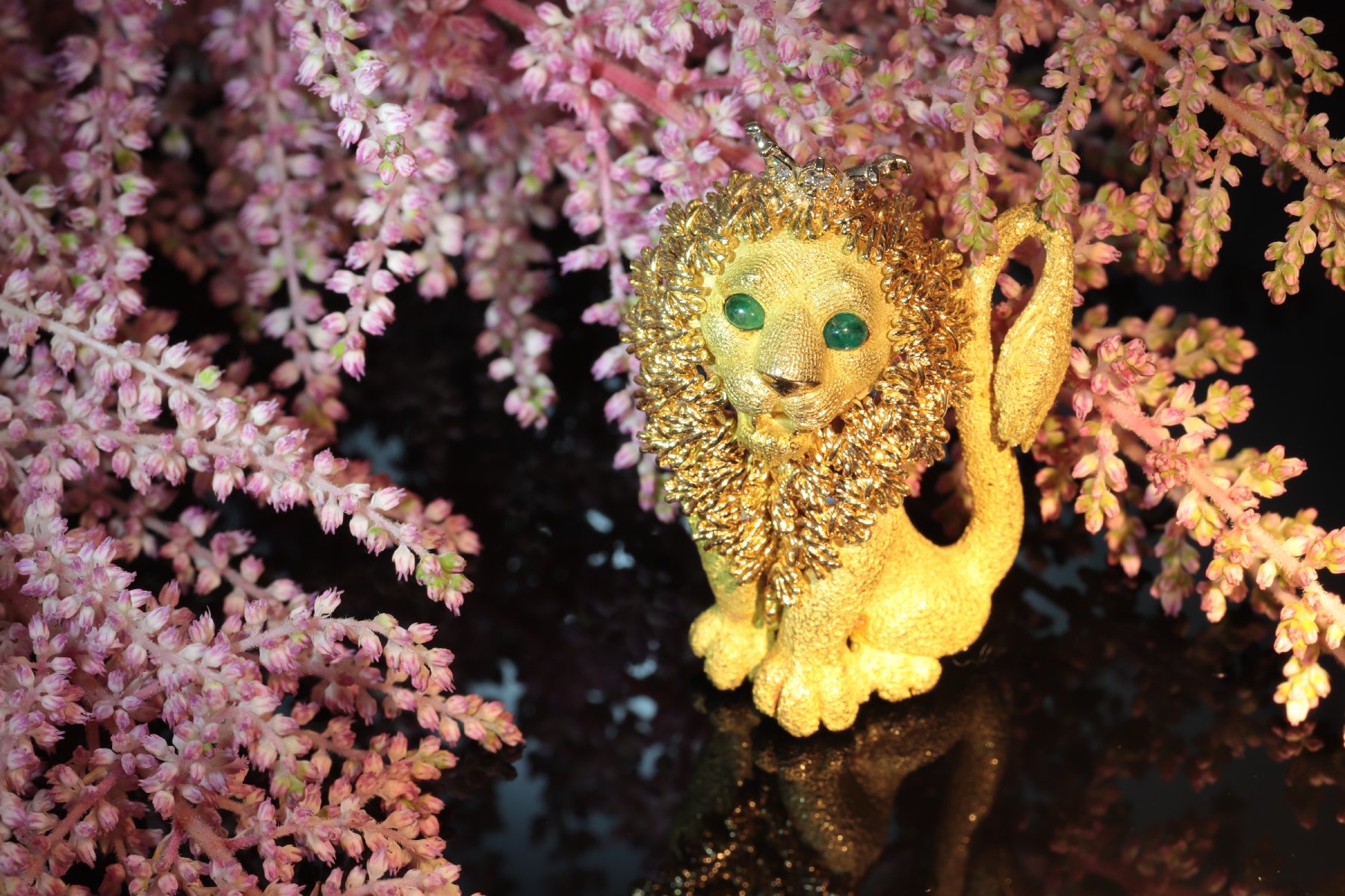 Click the picture to get to see this Cute Vintage French Fifties 18K gold King of the Jungle lion with diamond crown.