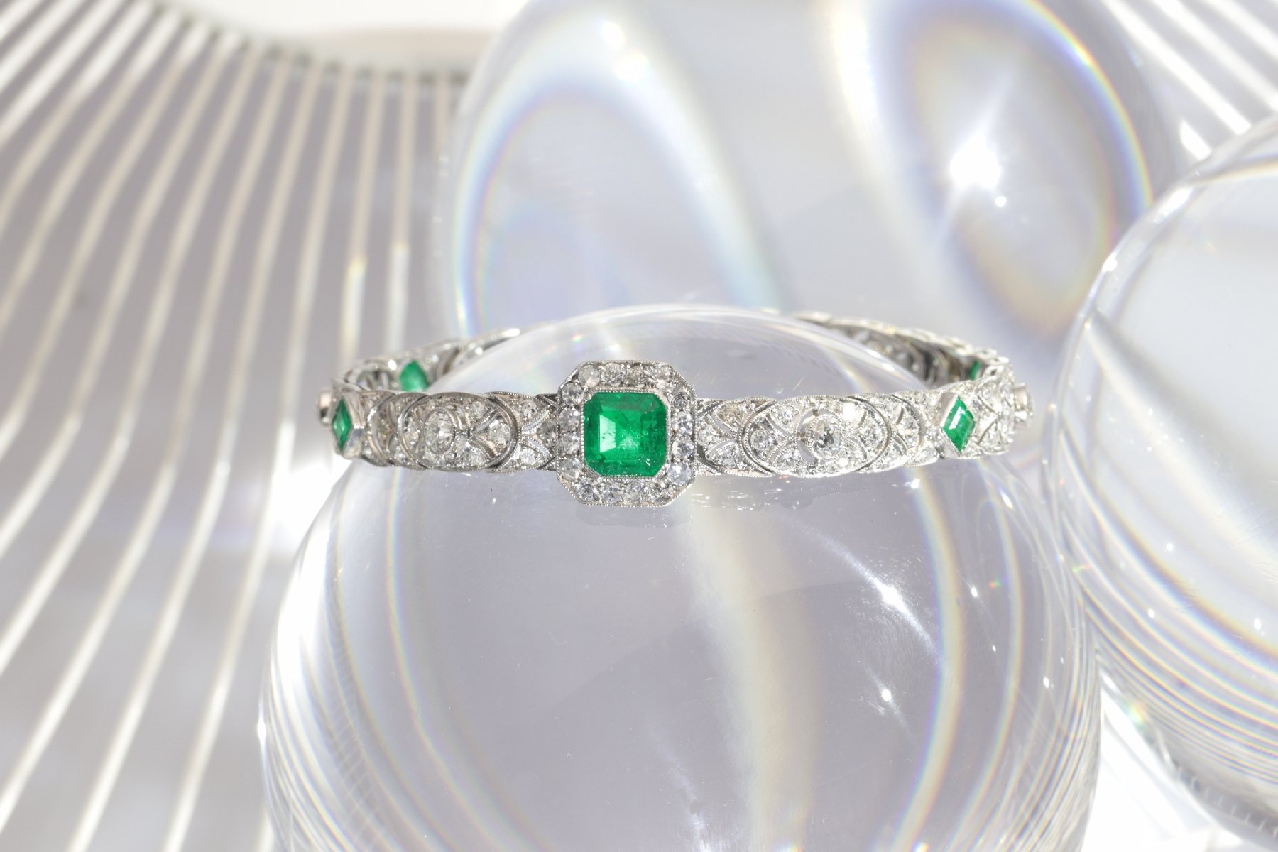 Click the picture to get to see this High quality platinum Art Deco bracelet with 140 diamonds and top emeralds.