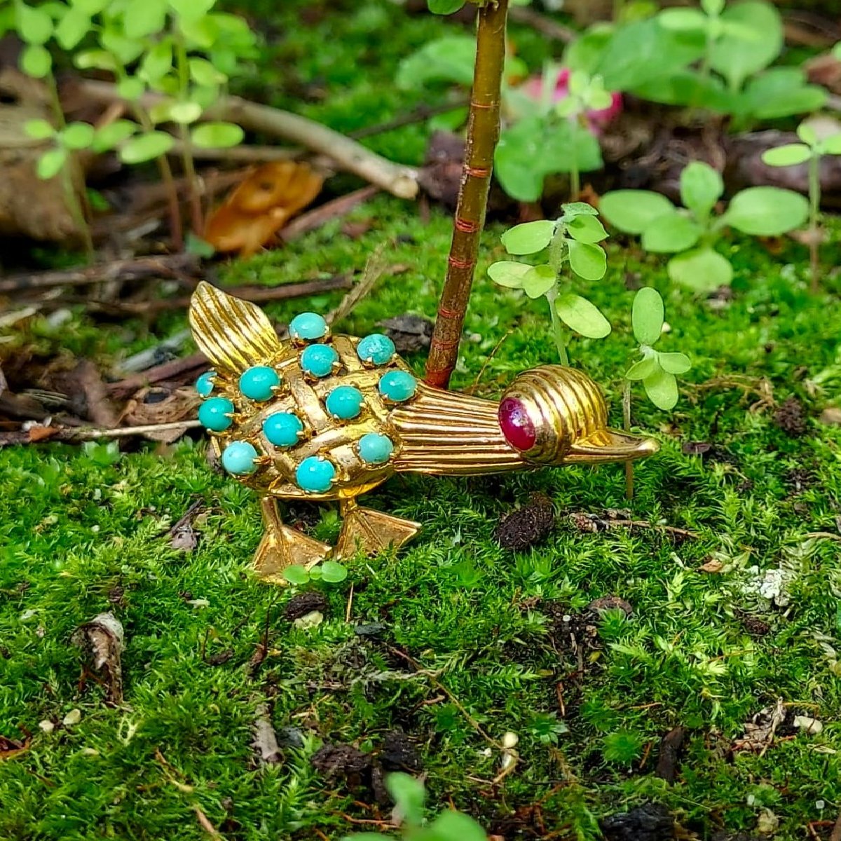 Click the picture to get to see this Vintage Fifties comical duck brooche with turquoises and ruby