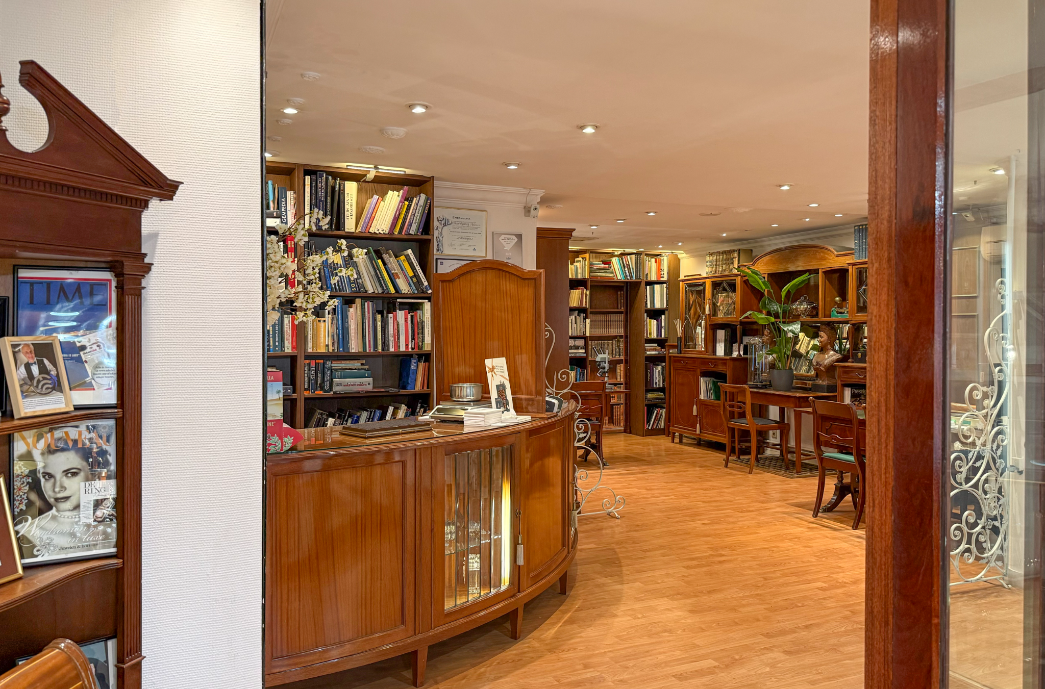Interieur van Adin met ontvangstbalie, bibliotheek en vitrinekasten