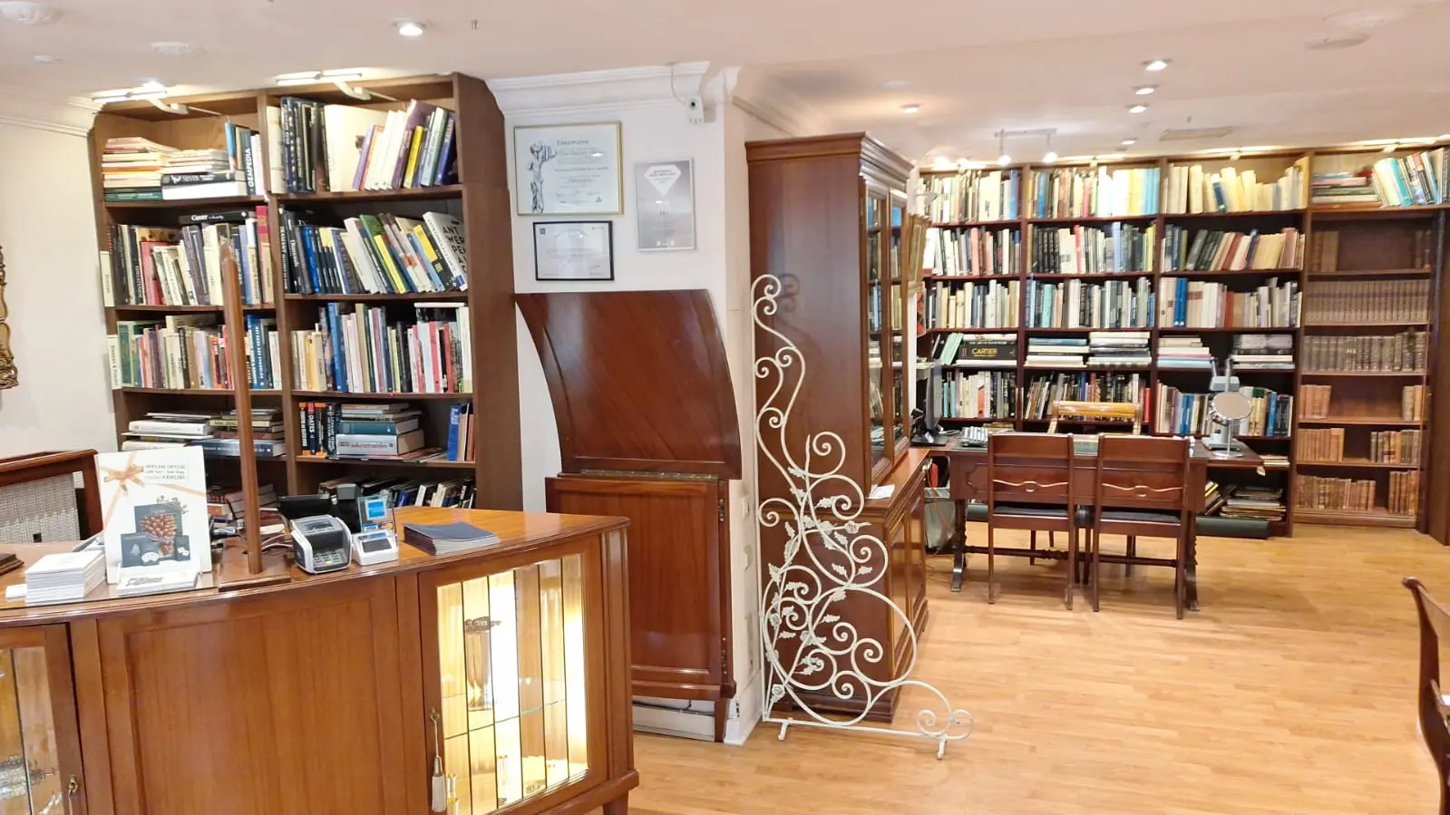 Tijdelijke foto van het interieur van Adin, met bibliotheekkasten en een tafel voor persoonlijke gesprekken